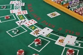 Dealer profesional di meja Dragon Tiger
